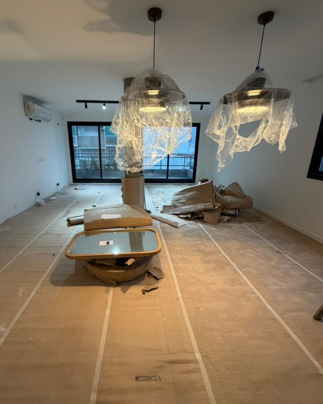 Antes: ambiente de Recoleta con materiales y protecciones de obra