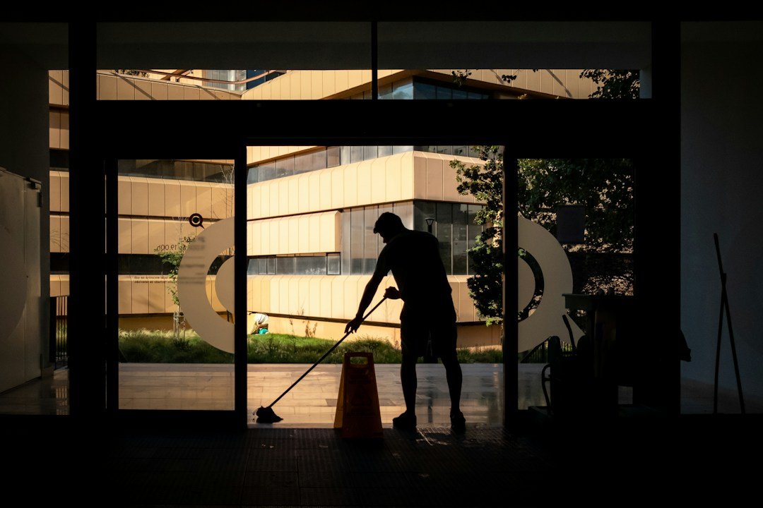Personal realizando limpieza en el acceso a un edificio